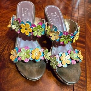 *L'ARTISTE Spring Step* Flower Embellished Wedge Size 9